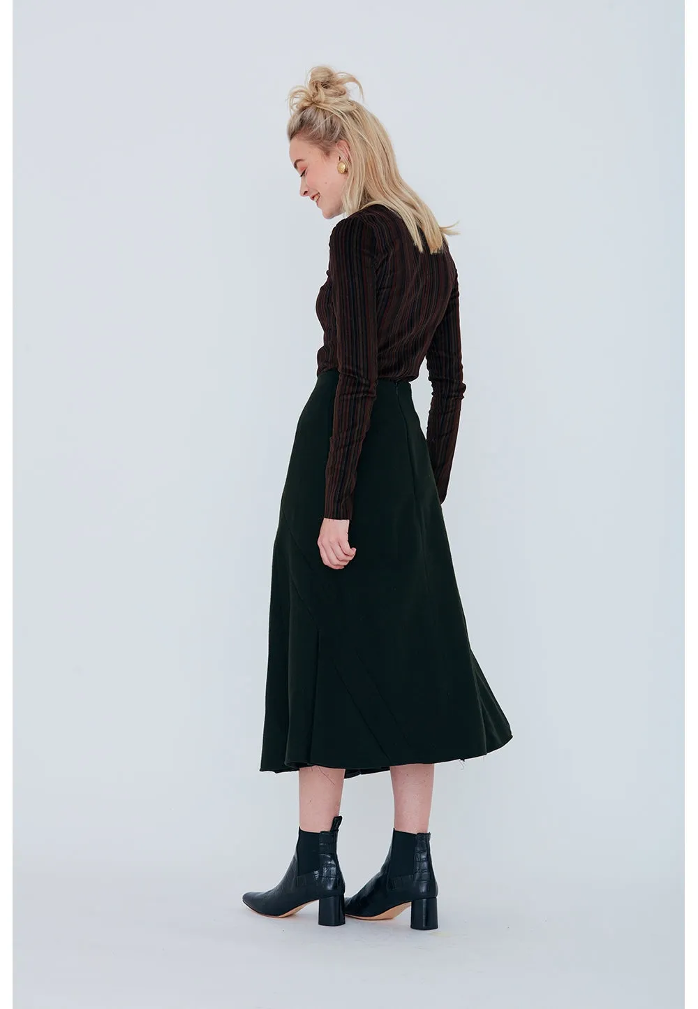 416 / Pleated Skirt w Pointed Yoke
